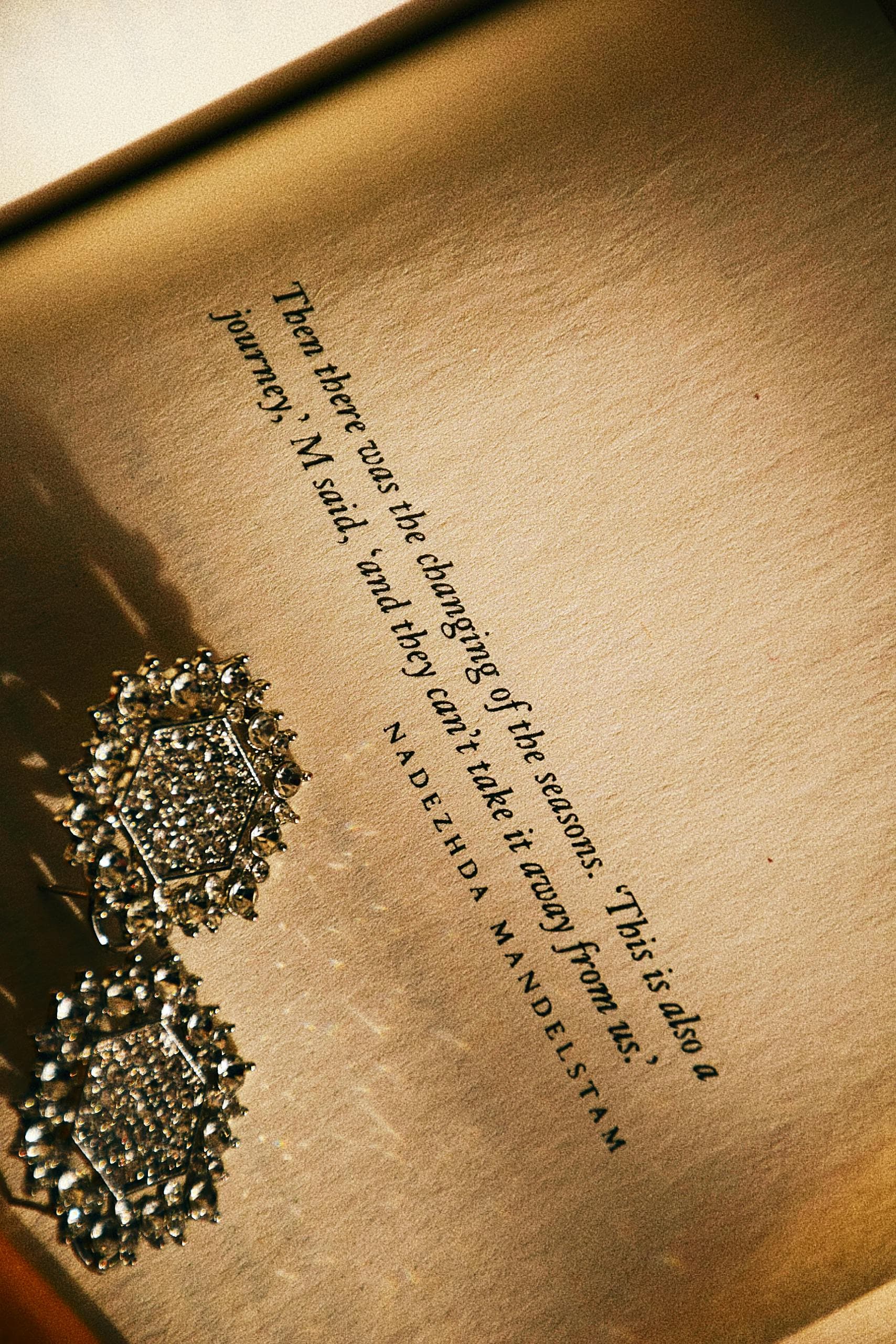 Kit do produto com livro e materiais complementares